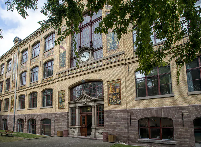 Visite libre de la façade de la Haute école des arts du Rhin Haute école des arts du Rhin (HEAR) Strasbourg