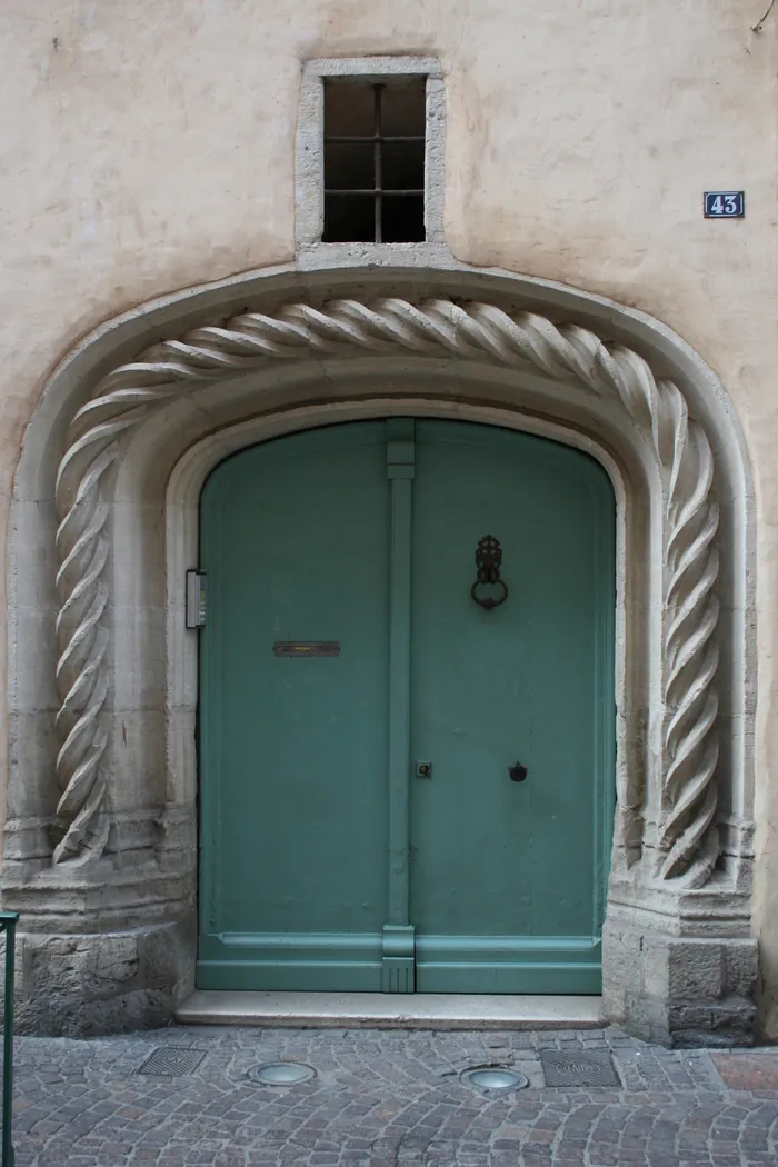 Visite libre du couloir d’entrée voûté et de la cour de l’hôtel de bar Hôtel de Bar Montauban