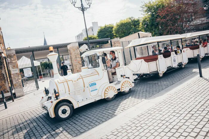 Circuit en petit train « La ville Impressionniste » Hôtel de ville Argenteuil Argenteuil