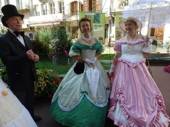 Des guides costumés vous font découvrir l’histoire de bâtiments historiques Hôtel de ville Plombières-les-Bains