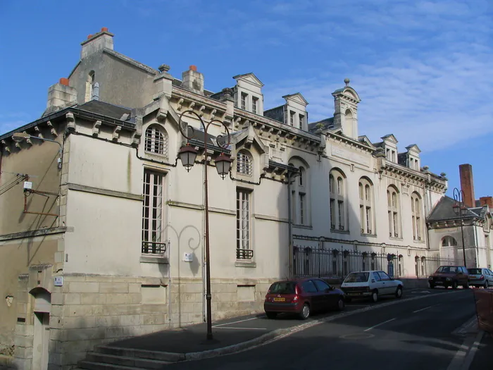 Visitez librement cette ancienne école devenue un institut où se forme les futurs infirmiers ! Institut de formation en soins infirmiers (ancienne école Jules Ferry) Thouars