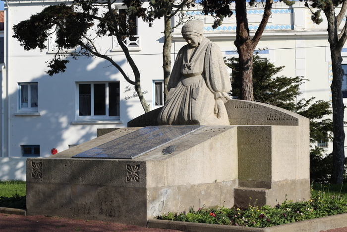 Monuments Aux Morts Fr Res Martel Jardin Du Souvenir Saint Gilles Croix De Vie Samedi