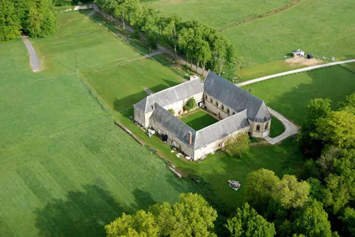 Venez découvrir un château et un couvent du XVe et XVIe siècle La Cassine - Couvent des Cordeliers et Château de la Cassine Vendresse