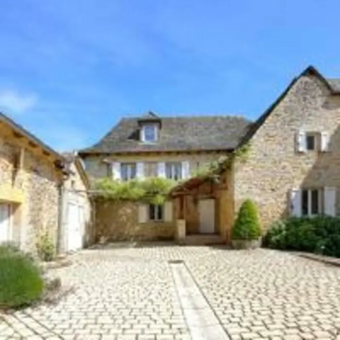 Visite commentée de la ferme de Gilhodes rattachée à la dômerie d'Aubrac dès le XVe siècle La Source Gilhodes Castelnau-de-Mandailles