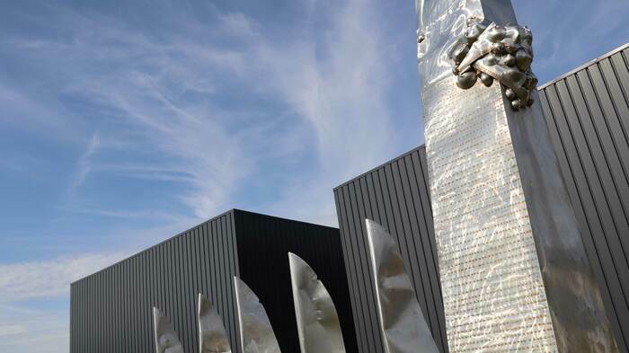 Visite guidée des ateliers du sculpteur plasticien Alain Vuillemet Les Cubes Le Val d'Ocre