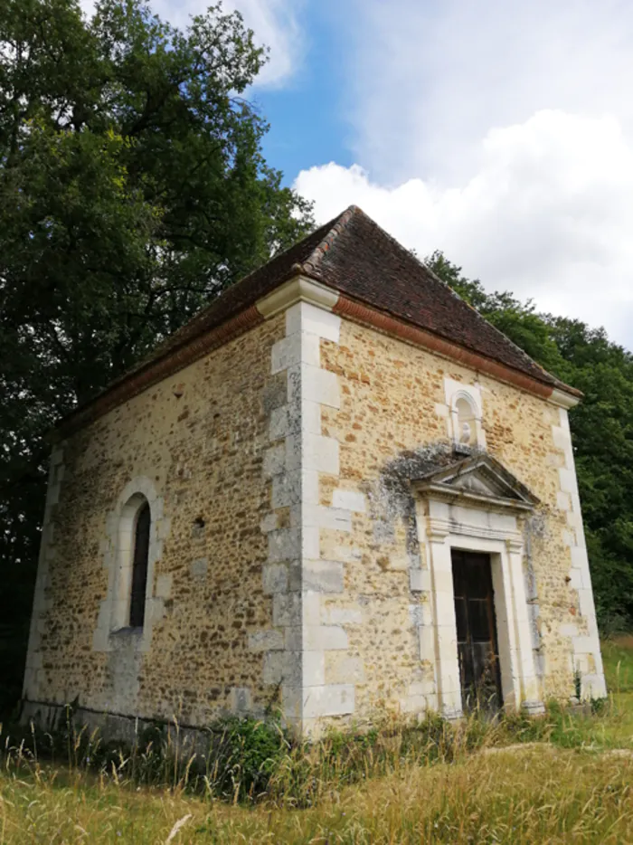 Visite guidée d'une chapelle XIXe Les Jardins de Bois Gérard Chessy-les-Prés