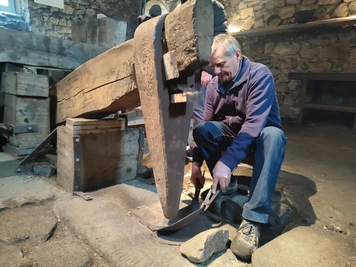 Assistez à une démonstration du battage de cuivre dans une ancienne forge Les Martinets du Lézert La Bastide-l'Évêque