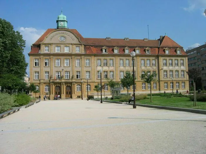 Visite libre d'un lycée qui fut également un hôpital militaire Lycée Georges-de-La-Tour Metz