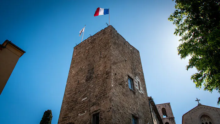 Tour de l'évêque Mairie de Grasse - hall d'accueil Grasse