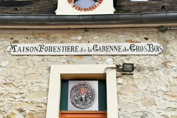 Visite d'une vieille maison forestière et de son grand chenil Maison forestière de la Garenne Gros-Bois Fontainebleau