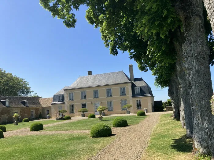 Visite des extérieurs et des jardins. conférence-débat sur l'avenir des jardins privés ouverts au public. Manoir de nuyet Savigné-l'Evêque