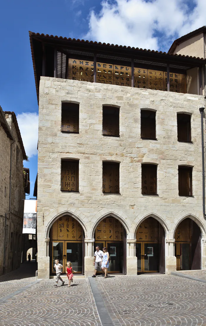 Partez à la découverte du musée Champollion et de son exposition Musée Champollion - Les Écritures du monde Figeac