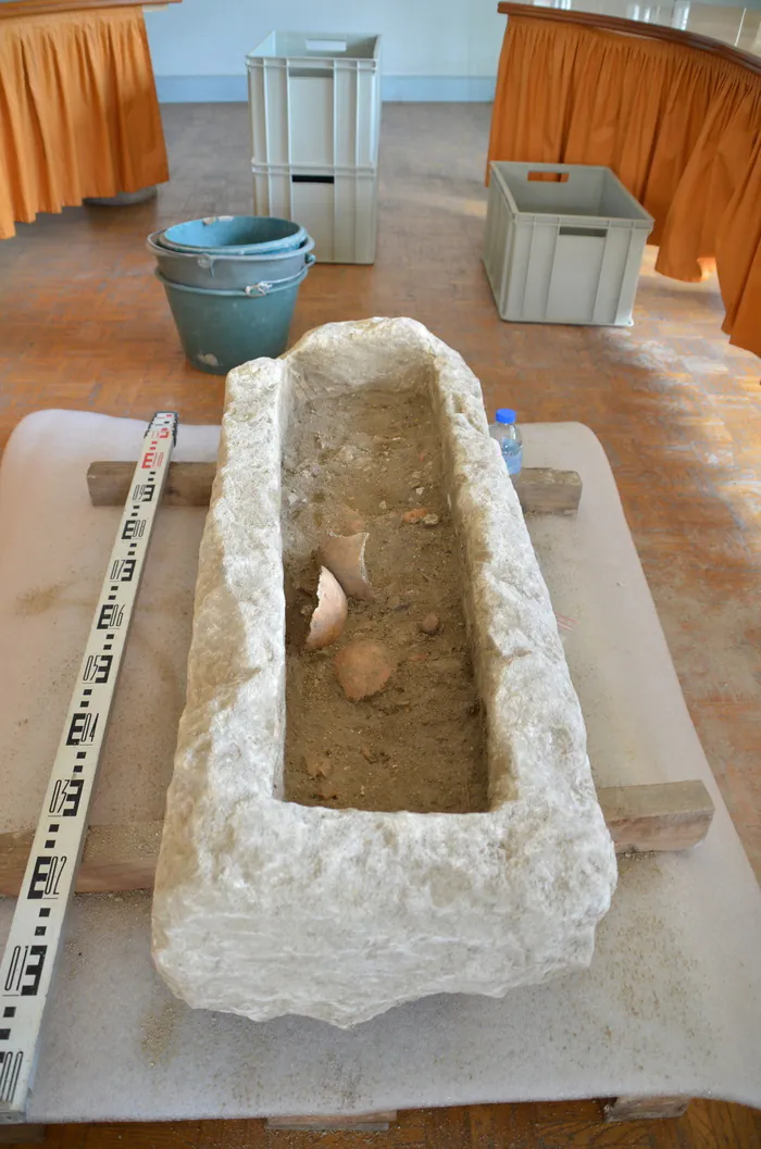 Fouille d'un sarcophage Musée d'archéologie tricastine Saint-Paul-Trois-Châteaux