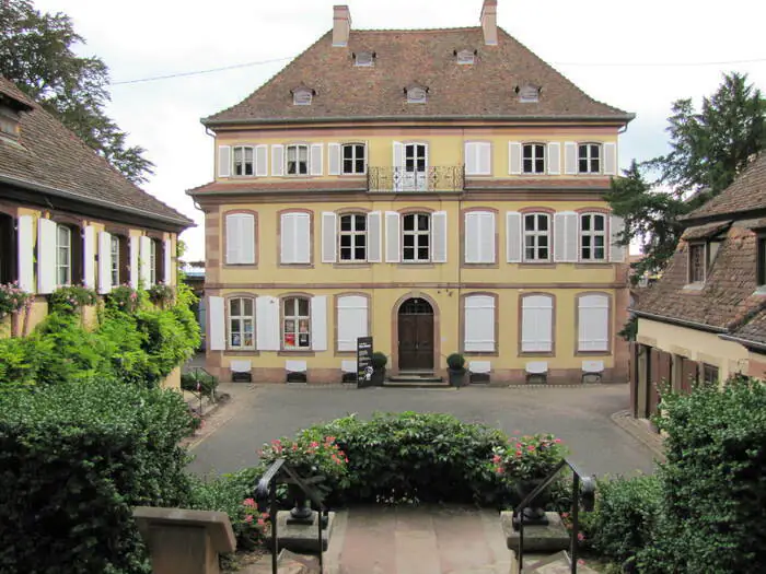 Levez les yeux ! À la découverte des familles qui se sont succédées dans cette maison durant deux siècles Musée de la Folie Marco Barr