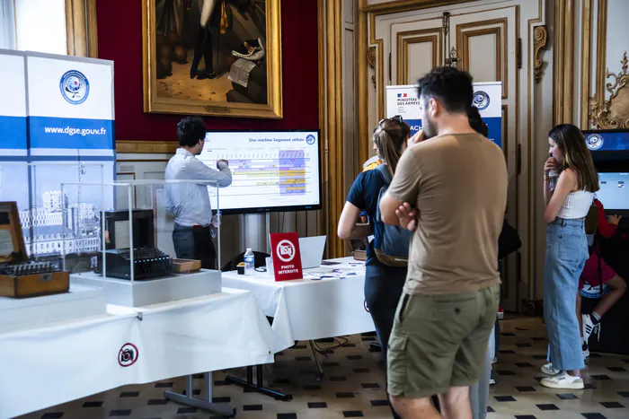 Visite de la Direction générale de la sécurité extérieure (DGSE) Musée de l'Armée Paris