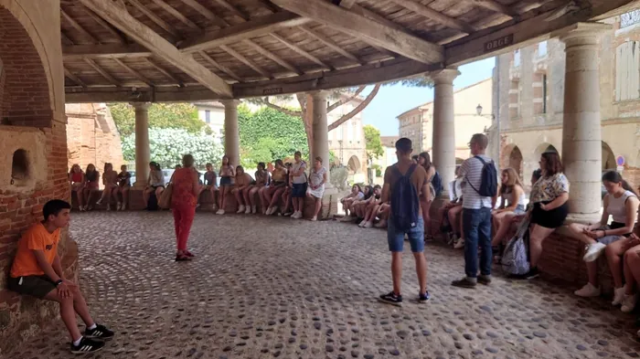 Visite commentée du centre historique avec animation par la troupe de théâtre « Cité en scènes » Musée du Vieil Auvillar Auvillar