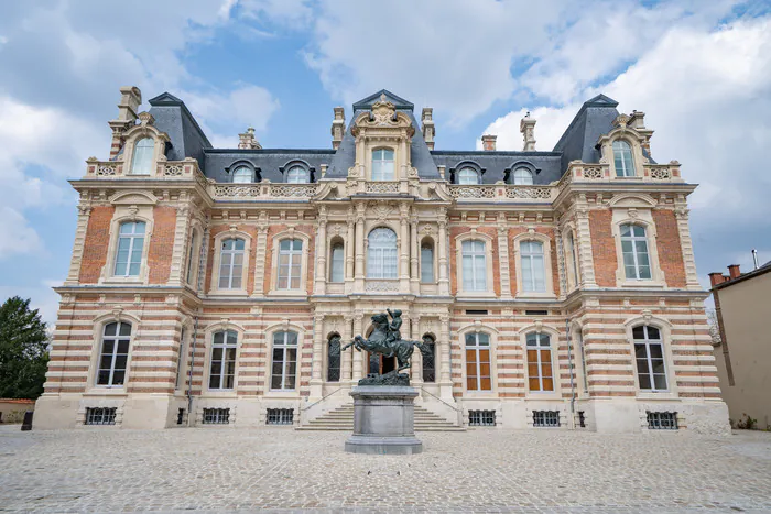 Visitez un musée au cadre éclectique du XIXe siècle Musée du vin de Champagne et d'Archéologie régionale / Château Perrier Épernay