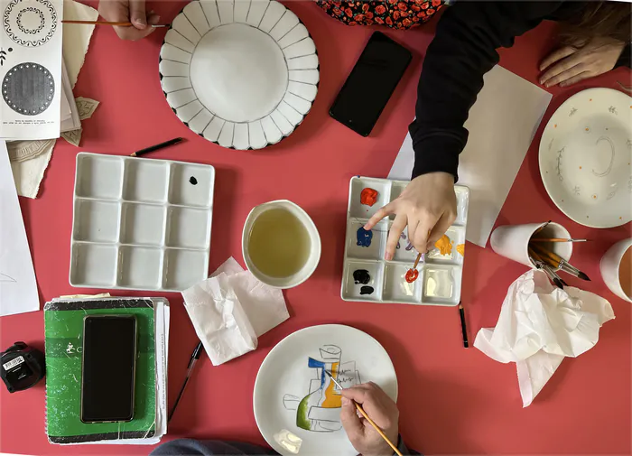 Atelier d'initiation au décor sur céramique Musée et manufacture de porcelaine du Lot-Virebent Puy-l'Évêque