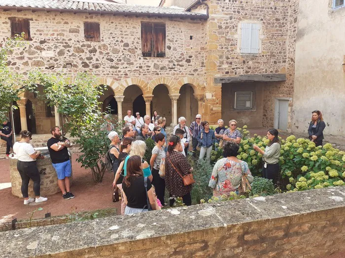 Visite guidée du jardin de cloître Musée Le Prieuré Salles-Arbuissonnas-en-Beaujolais