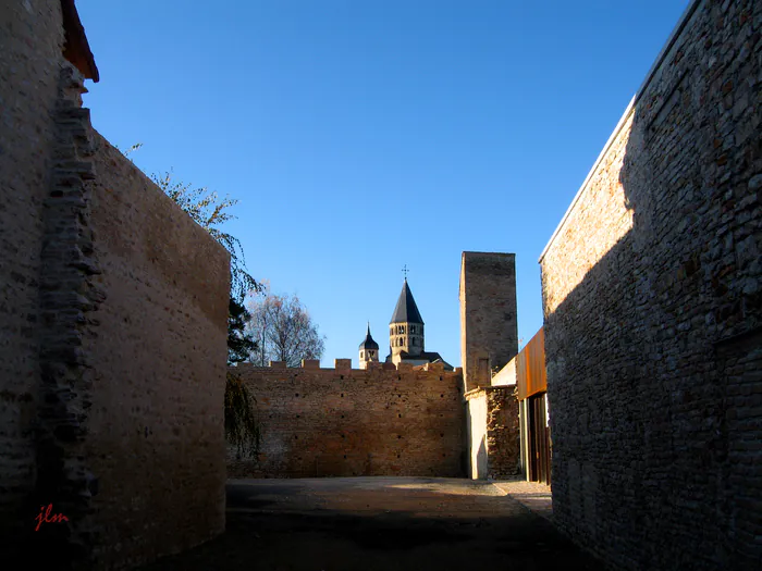 Visite guidée autour de l'enceinte de la cité médiévale de Cluny Office de tourisme de Cluny Sud Bourgogne Cluny