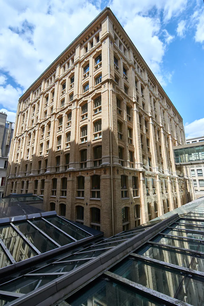 La Tour Chicago : un bâtiment insolite en plein Paris Palais Cambon - Cour des comptes Paris