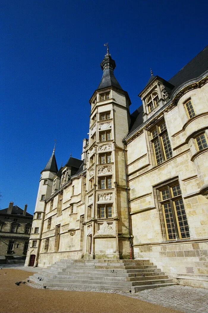 Visite libre du Palais ducal Palais ducal Nevers