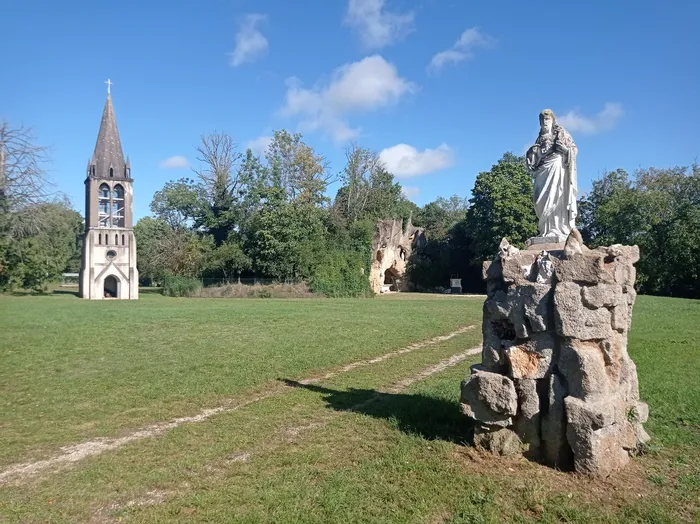 Visite guidée d'un parc riche d'une réplique de la grotte de Lourdes