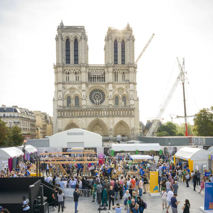 Village du chantier de Notre-Dame de Paris Parvis de la cathédrale Notre-Dame de Paris Paris