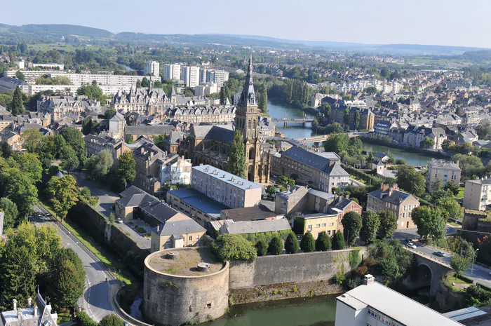 Découvrez une cité fortifiée Place du Château Charleville-Mézières