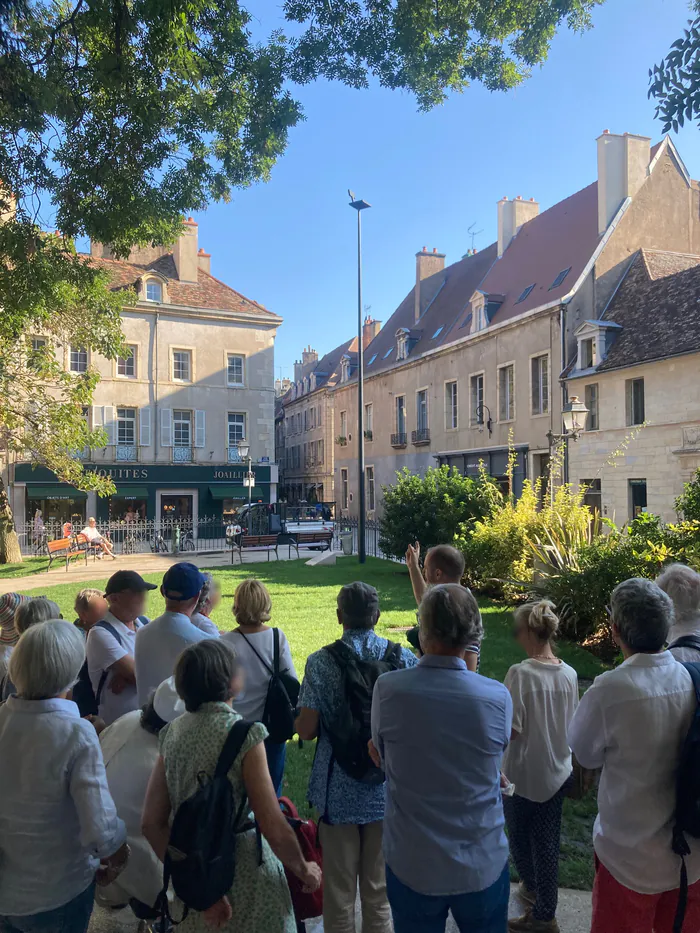 Visites guidées d'œuvres contemporaines au centre-ville de Dijon Place Grangier Dijon