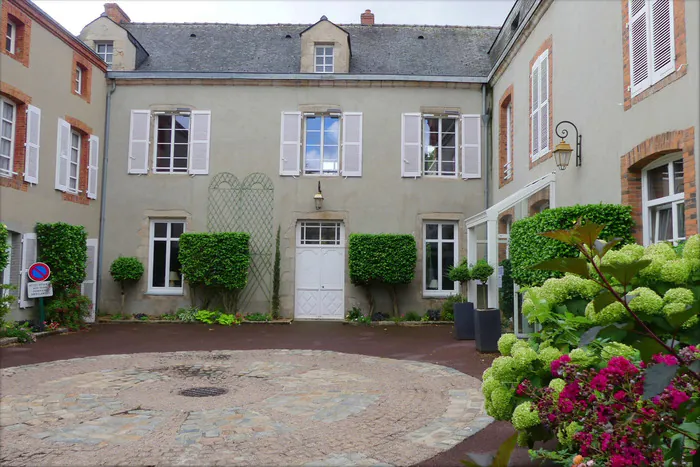 Visite de l'hôtel particulier Cesbron Laroche Résidence Services Foch Cholet