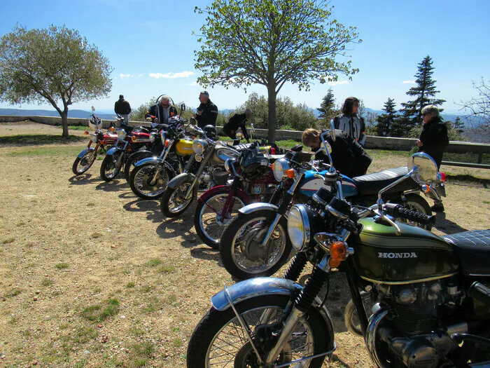 Exposition de motos de anciennes salle Donon Villeneuve-Loubet