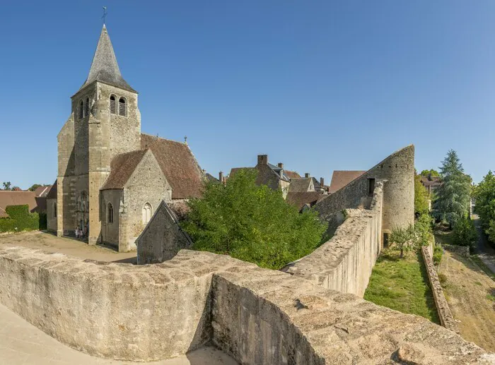 Visite nocturne de la cité médiévale Tour de l'Horloge Ainay-le-Château