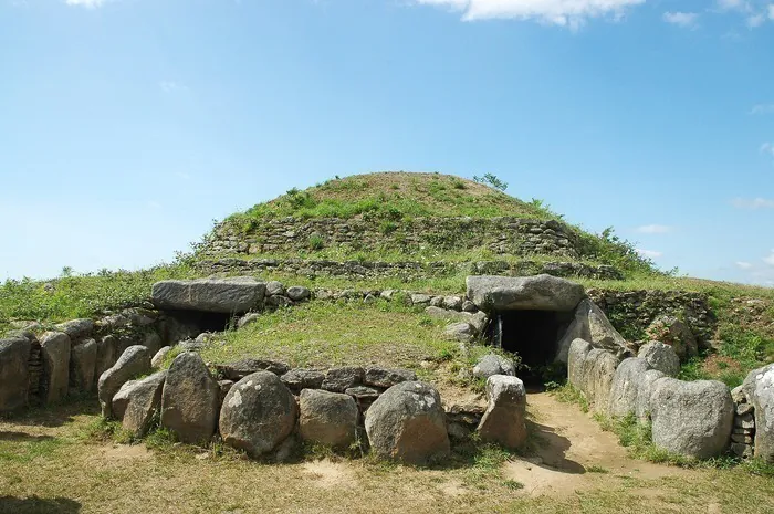 Le tumulus de Dissignac et l'archéologie du geste Tumulus de dissignac Saint-Nazaire