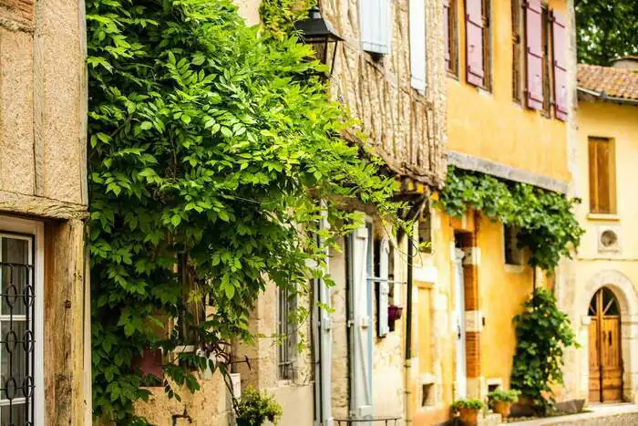 Sarrant : un joyau médiéval classé parmi les Plus Beaux Villages de France à explorer lors d'une visite audio-guidée Village de Sarrant Sarrant