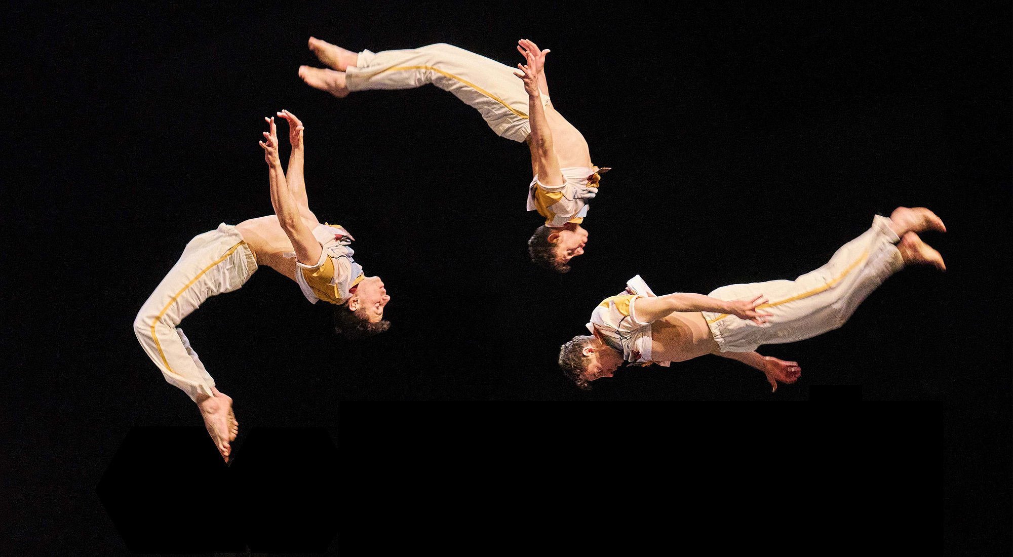 "Ka-In" Groupe Acrobatique de Tanger et Raphaëlle Boitel