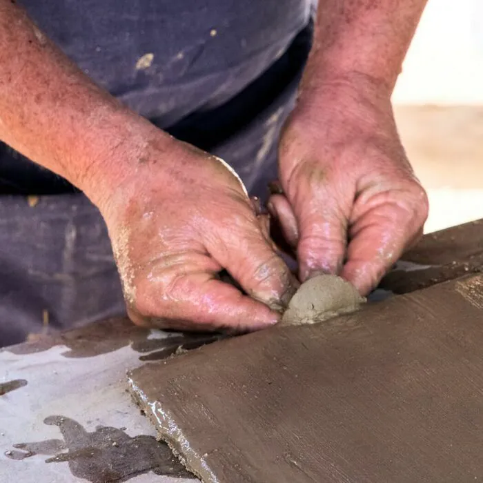 Visite des anciennes tuileries de Puycheny et atelier « Personnalise ta tuile ! » Atelier-Musée de la terre Saint-Hilaire-les-Places