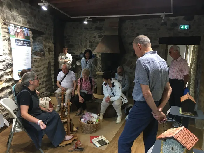 Démonstration de filage Atelier-musée des canuts de l'espace découverte du pays de L'Arbresle L'Arbresle