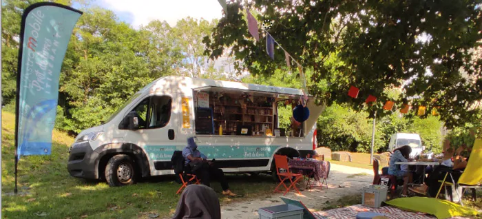 L'Astromobile (bibliobus) inaugure une boîte à livres Avenue Paul-Emile Victor 77000 MELUN Melun