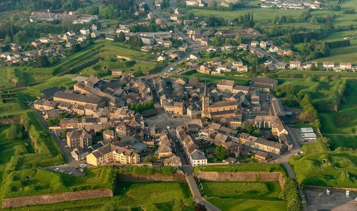 Exposition d'art dans des fortifications Vauban Bastion du Dauphin Rocroi