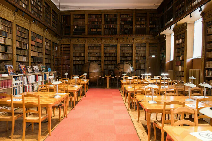 Visite de la salle d'étude de la bibliothèque municipale de Chalon-sur-Saône Bibliothèque municipale de Châlon-sur-Saône Chalon-sur-Saône