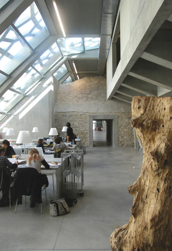 Une bibliothèque universitaire aménagée dans les fortifications du XVIIe siècle Bibliothèque universitaire Florence-Delay Bayonne