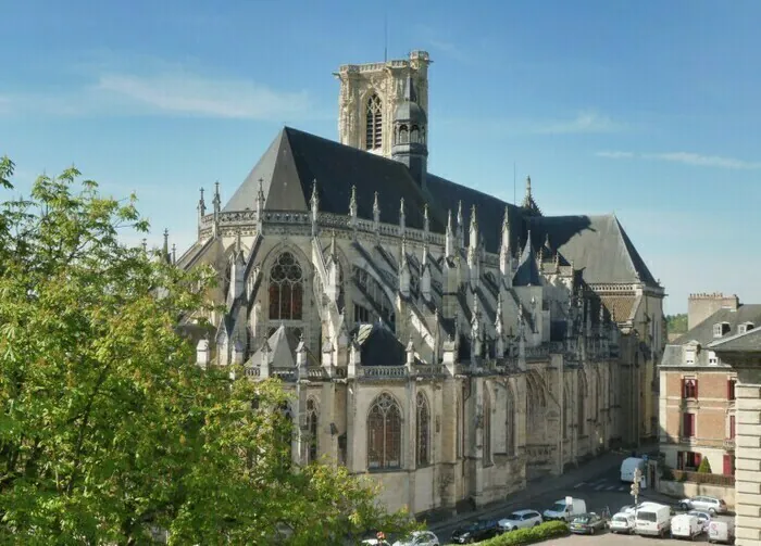 Visite de la cathédrale Saint-Cyr-et-Sainte-Julitte de Nevers Cathédrale Saint-Cyr et Sainte-Julitte Nevers