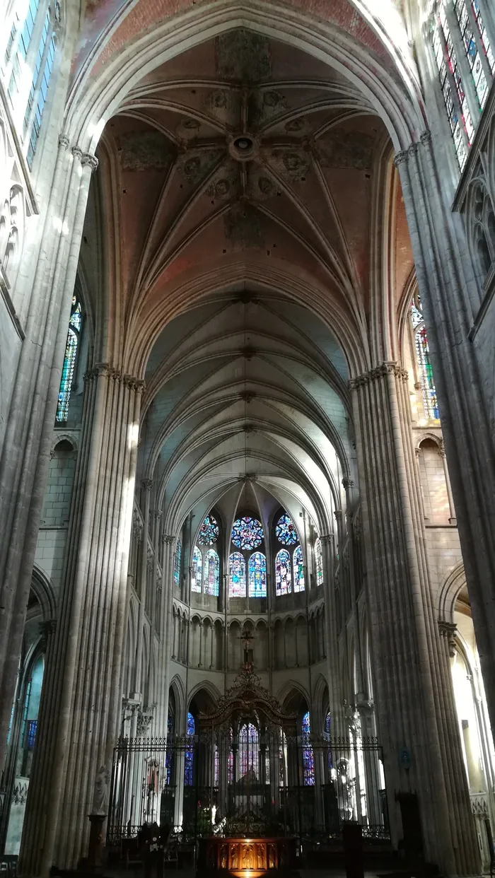 Visite de la cathédrale Saint-Étienne d'Auxerre Cathédrale Saint-Étienne d'Auxerre Auxerre