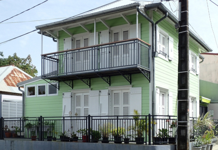 Présentation d'une maison de type colonial centenaire. ch. de la Rivière 97115 Sainte-Rose Sainte-Rose