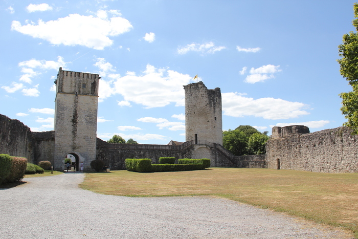 Promenade patrimoniale et géologique autour de la bastide : « quand la roche devient monument » Château de Bellocq Bellocq