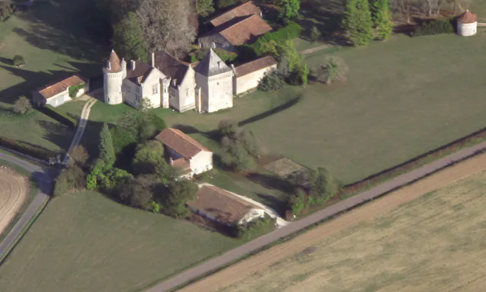 Visite guidée des extérieurs d'un château du XIe siècle Château de Bellussière Connezac