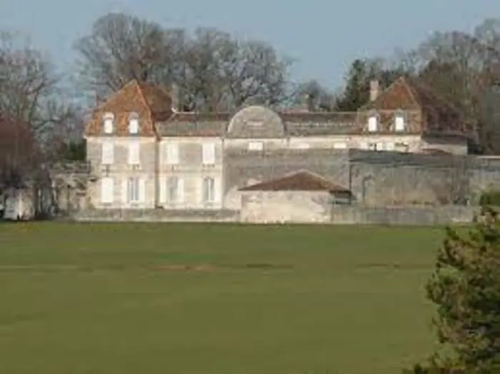 Visite extérieure de la Vassaldie Château de la Vassaldie Gout-Rossignol