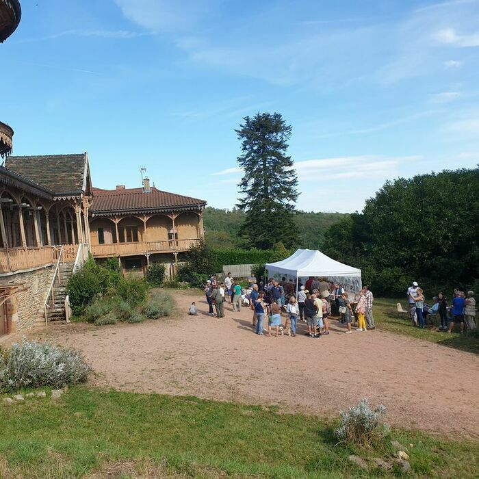 Visite guidée des extérieurs du château de Montaigre Château de Montaigre Azé