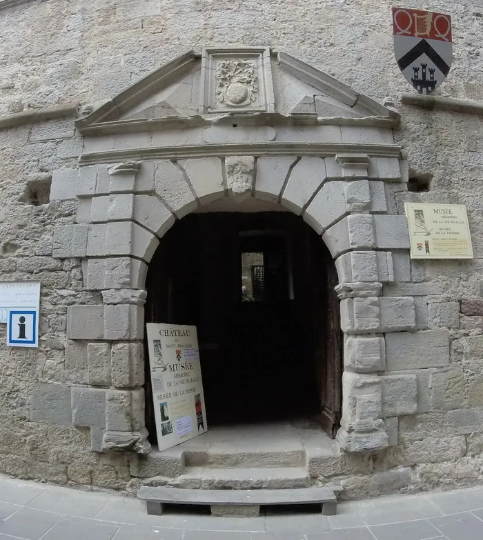 Visite guidée du musée dédié à la mémoire de la vie rurale et des métiers de la pierre Château de Saint-Beauzely Saint-Beauzély